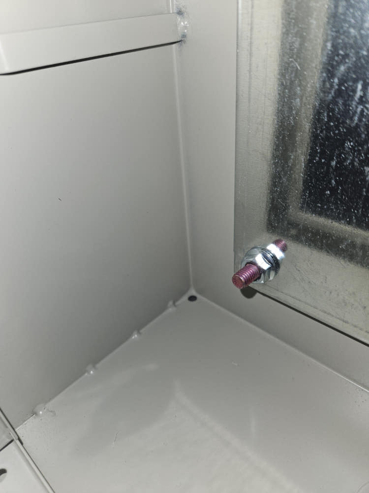 SUS 재질로 제작된 경제형 전기박스의 특징을 보여주는 이미지.