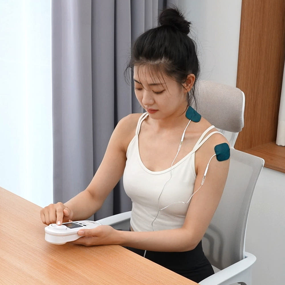 저주파안마기를 처음 사용하는 모습, 즉시 사용할 수 있는 편리함을 강조.