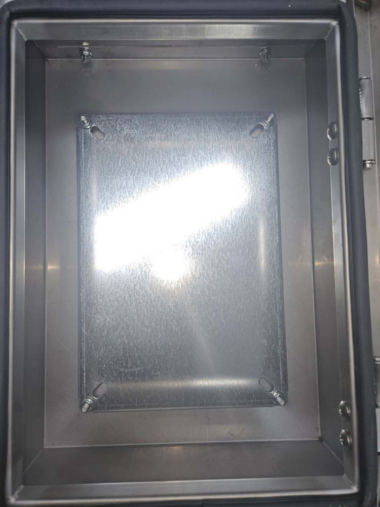 장마 시즌 후 상태 점검을 위한 스테인레스 전기박스의 모습