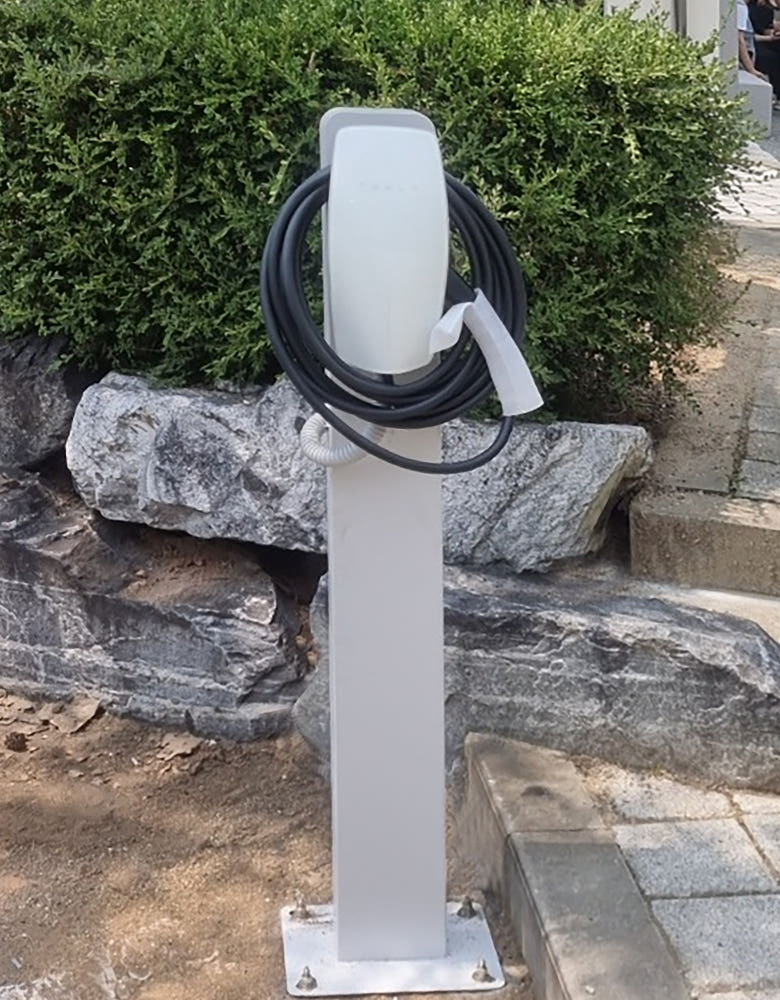 전기차 충전기 스탠드의 내구성을 강조하는 이미지.