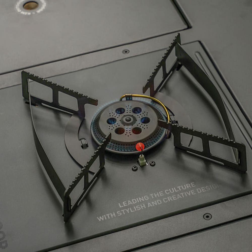 캠핑장에서 사용 중인 카즈미 원 플레이트 스토브의 조리 모습.