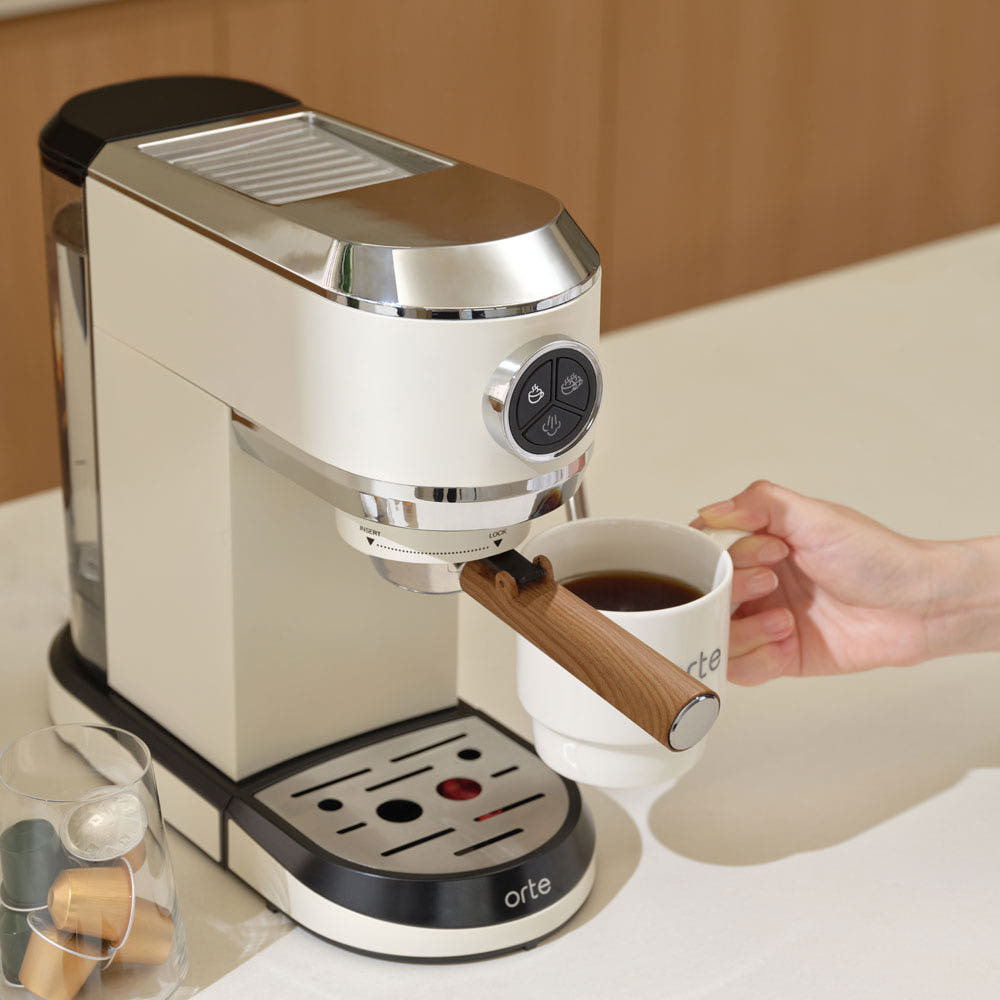 오르테 OCK-351A 커피머신의 실사용 모습, 아침에 빠르게 커피를 준비하는 장면