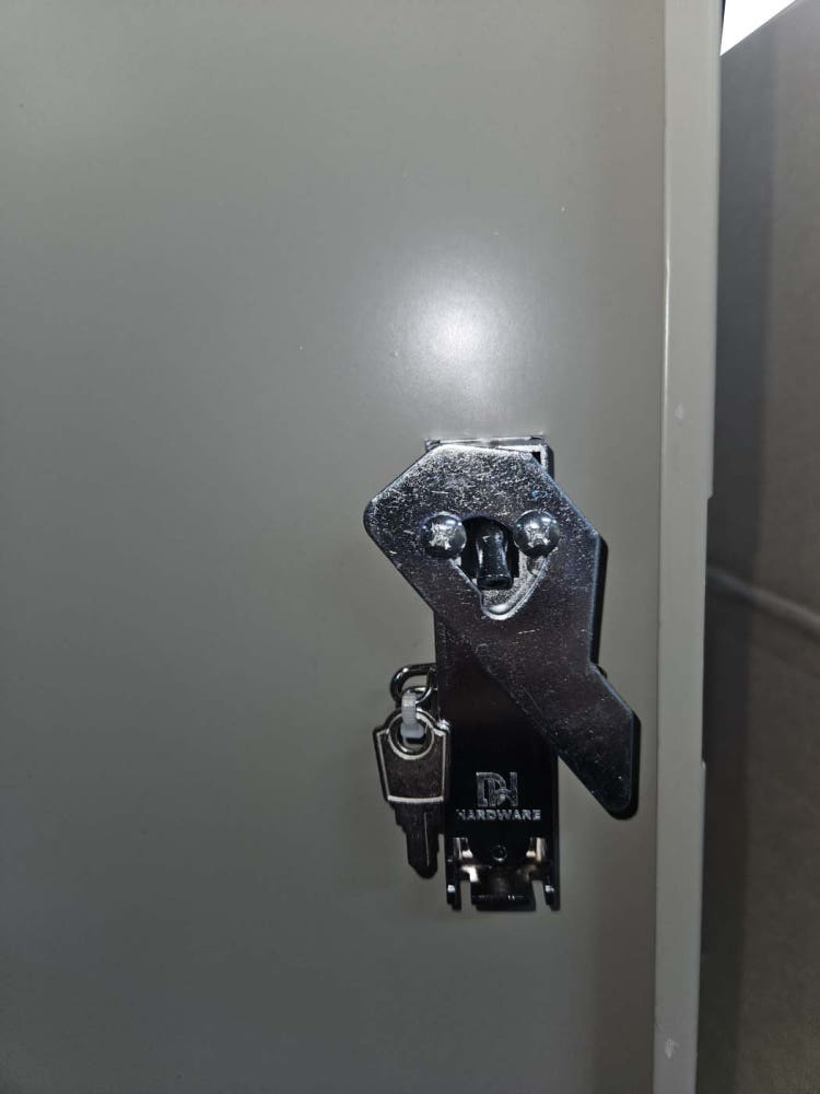 경제형 SUS 전기박스 분전반의 다양한 용도를 보여주는 이미지.