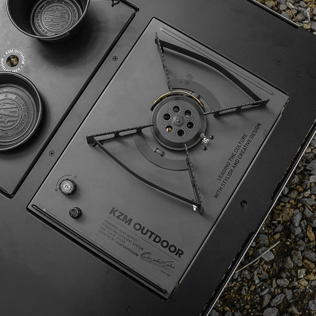 카즈미 원 플레이트 스토브가 설치된 캠핑 테이블의 모습.