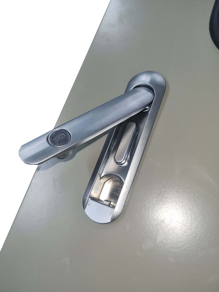 스틸 재질의 전기박스, 설치 중 비틀림 없이 안정적인 구조를 보여줍니다.