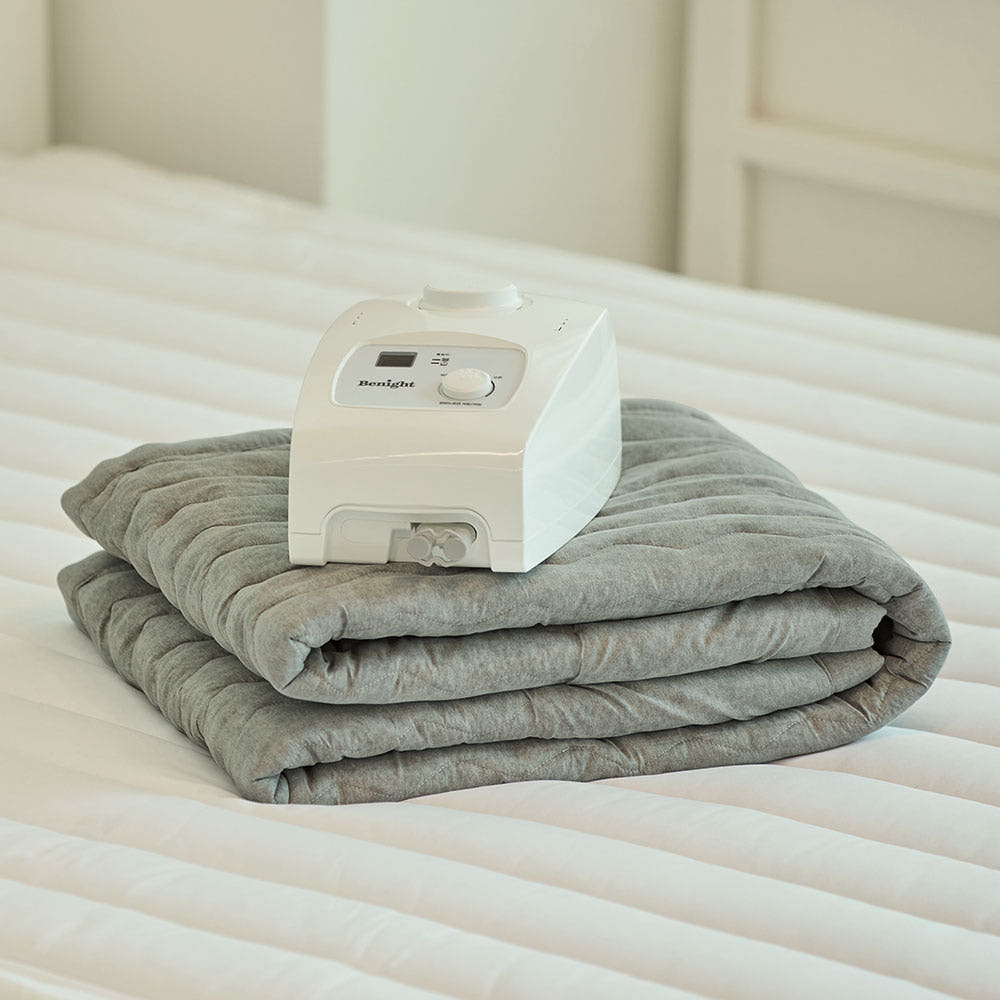 온도 조절과 타이머 기능이 있는 비나잇 프리미엄 온수매트의 사용 모습.