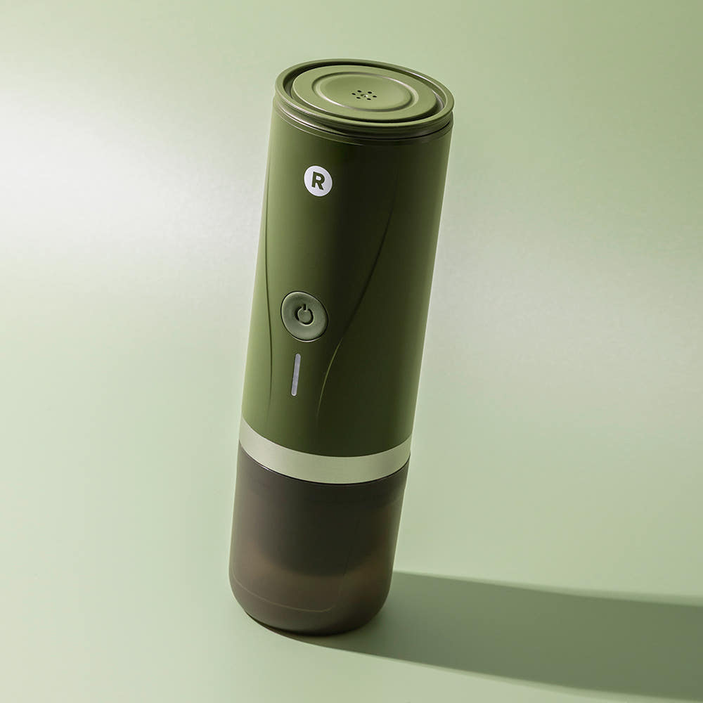 로스티코 휴대용 커피머신의 전체 모습, 아웃도어와 가정에서 사용 가능한 제품입니다.