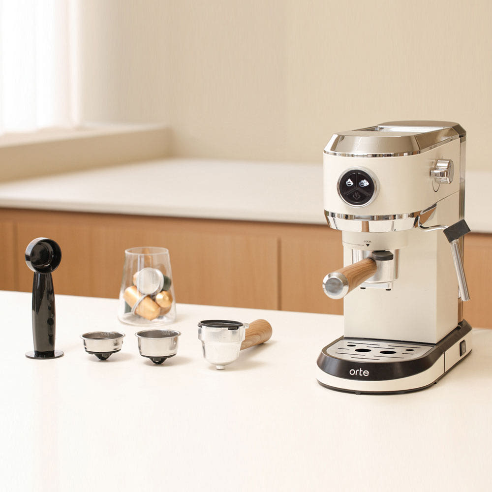 오르테 OCK-351A 커피머신의 사용 모습, 버튼 하나로 간편하게 커피 추출