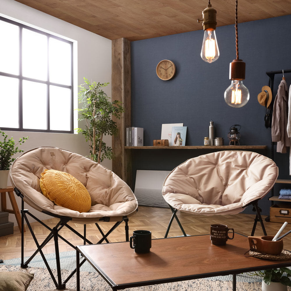 휴겔 릴렉스체어에 앉아 있는 모습, 길이감이 느껴지는 좌판.