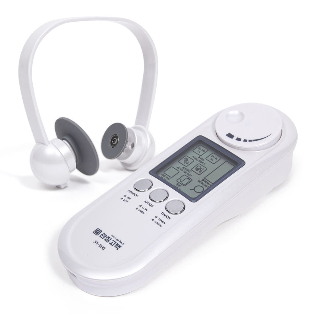 저주파안마기를 착용한 직장인의 모습, 근육 이완 효과를 보여줌.