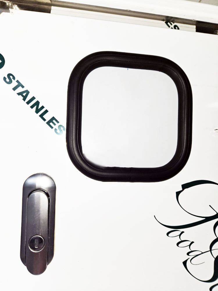 비바람에 노출된 외벽에 설치된 스테인레스 전기박스의 방수 성능