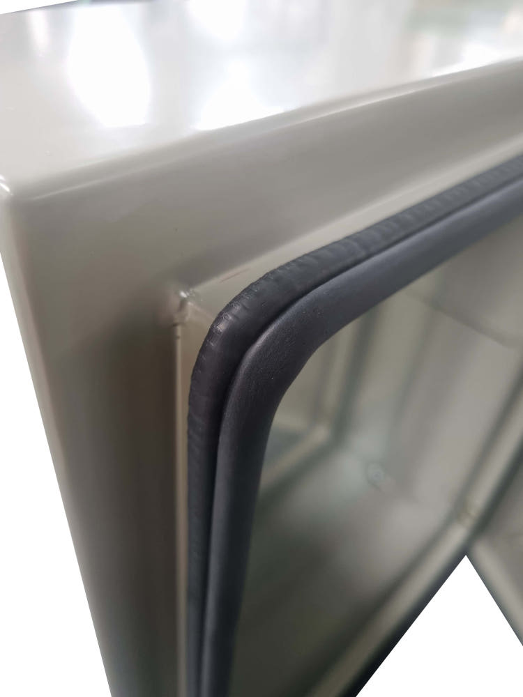 옥내 방수 기능이 있는 스틸 전기박스의 모습, 전기 작업에 적합합니다.