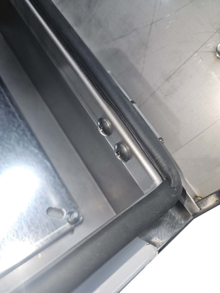 옥외 방수 기능을 갖춘 스테인레스 전기박스의 내부 상태 확인