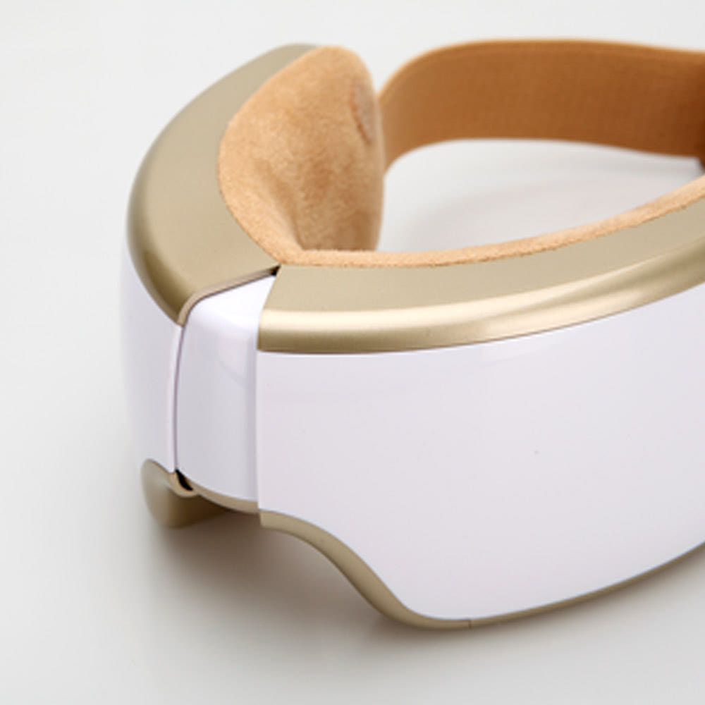 퇴근 후 사용하는 팡가오 공기압마사지기로 눈의 피로를 풀어주는 모습.