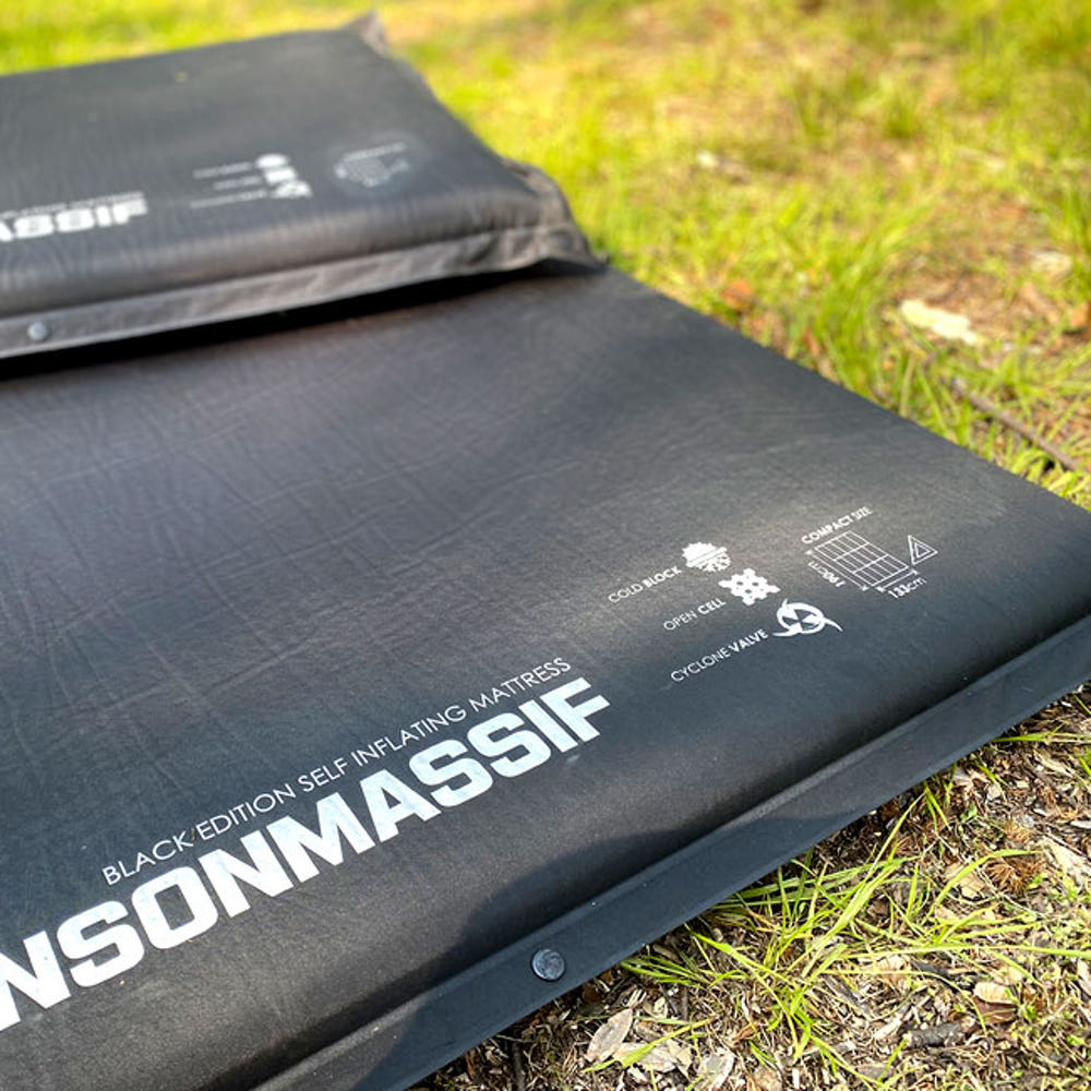 빈슨메시프 자충매트의 디자인과 사이즈를 강조한 사진.