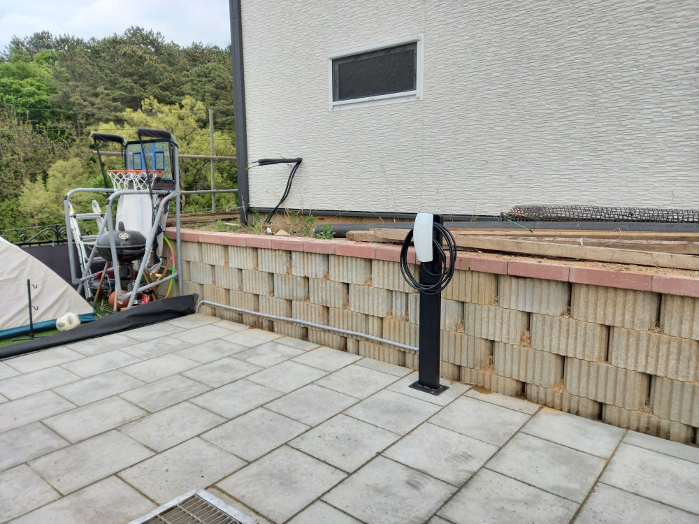 전기차 충전기 스탠드의 용접부 마감이 깔끔하게 처리된 모습.