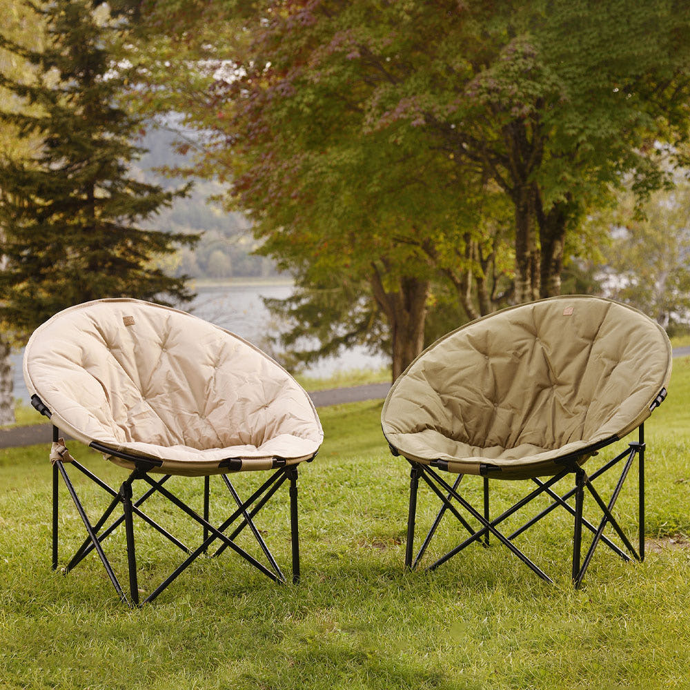 휴겔 릴렉스체어의 세부 디자인, 접이식 구조가 강조됨.