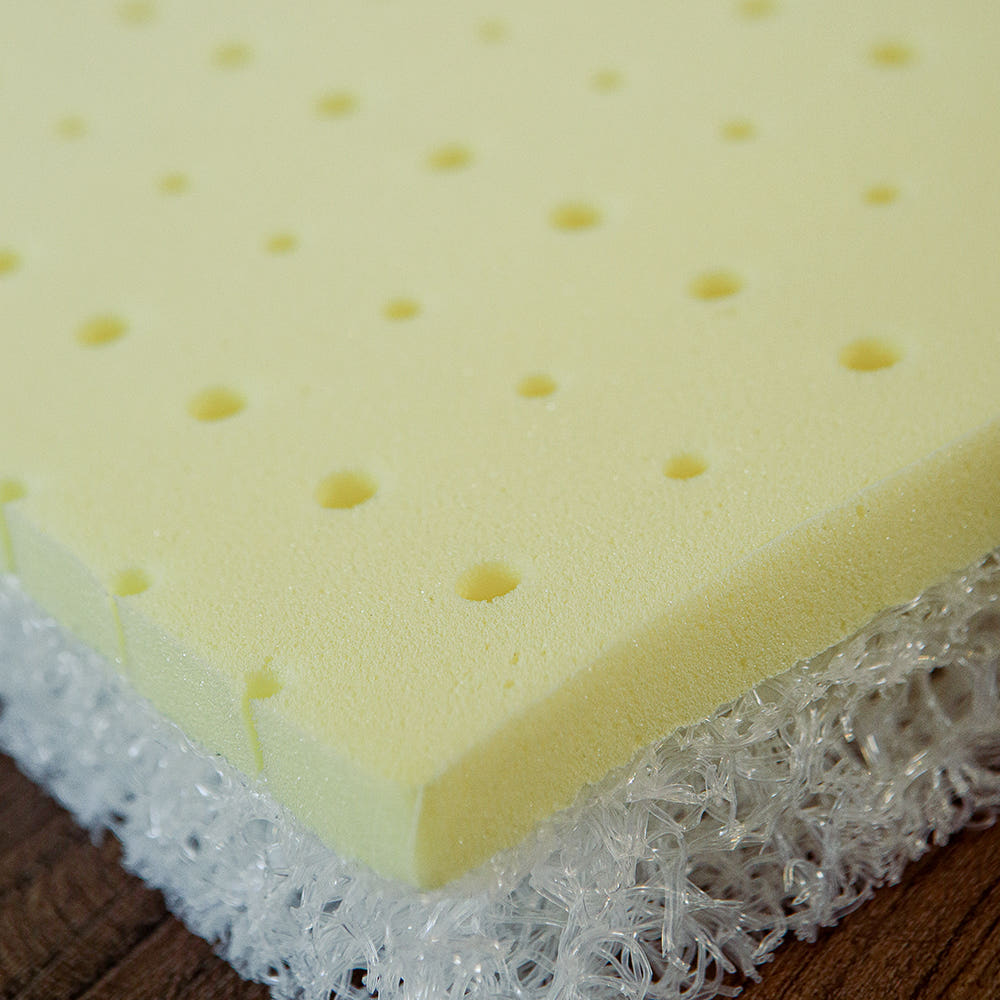 손님이 자주 오는 집에 적합한 라누베 에어코일매트리스의 사용 장면.