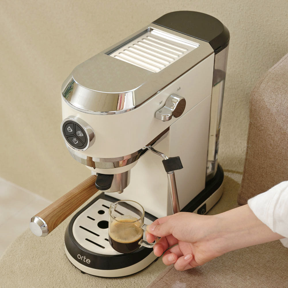 오르테 OCK-351A 커피머신으로 에스프레소를 추출하는 모습