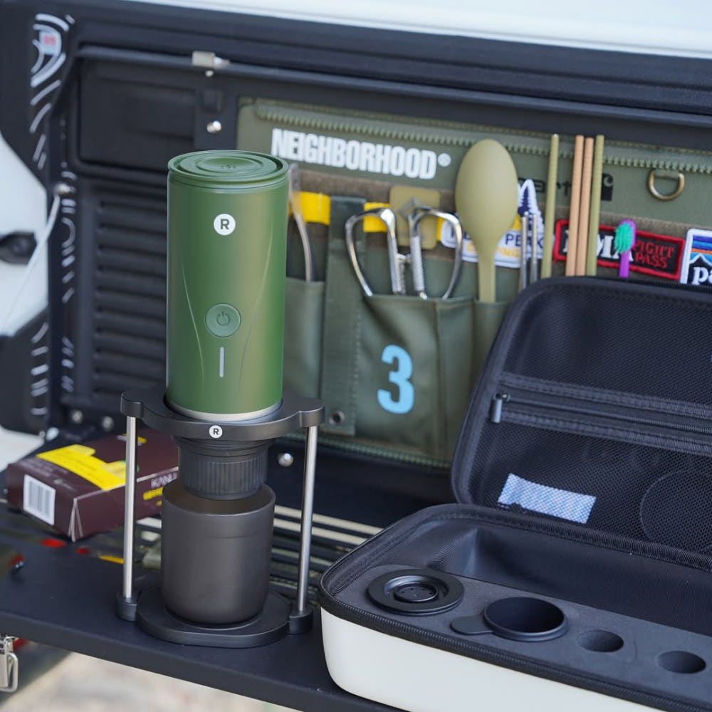 로스티코 휴대용 커피머신의 세부 디자인, 캠핑과 가정에서 모두 사용할 수 있는 특징을 보여줍니다.