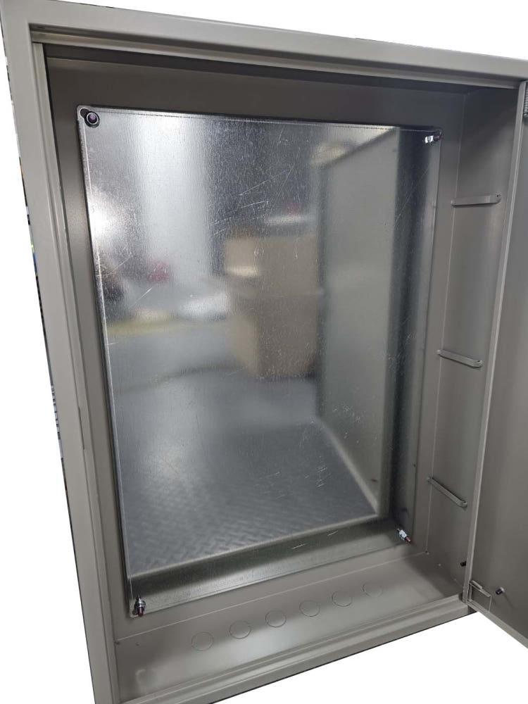 주문제작 분전반과 기성 제품의 차이를 설명하는 이미지.