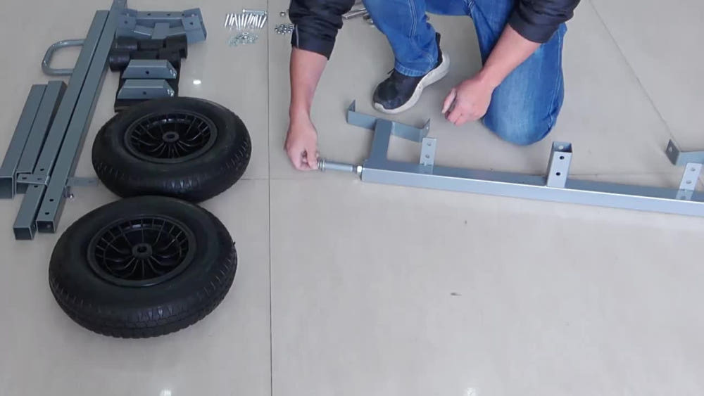 보트 스텐 앞딩기 보트트레일러의 핵심 스펙을 설명하는 이미지, 소재와 구조가 강조됨.