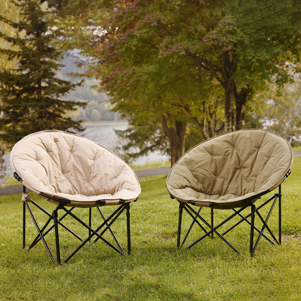 캠핑그라운드 휴겔 릴렉스체어의 전체 모습, 편안한 디자인이 돋보임.