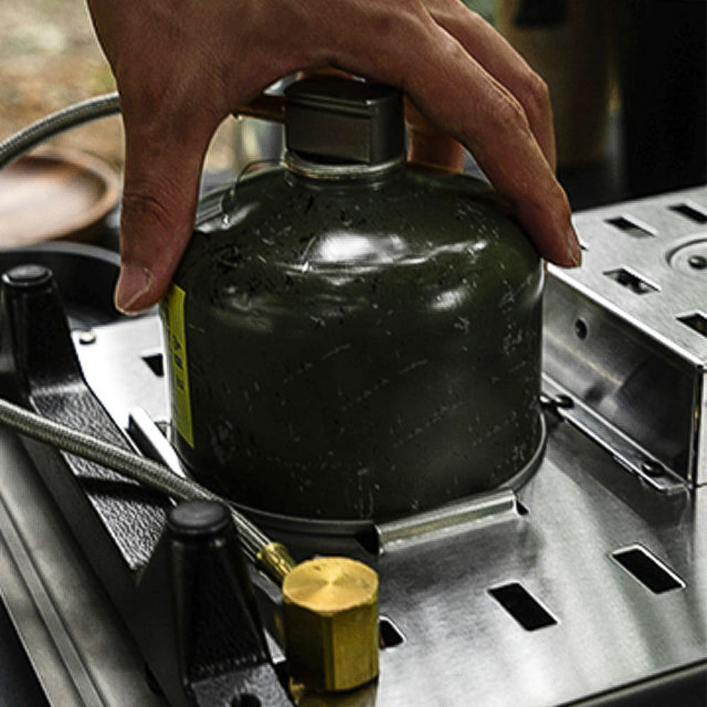 조리 중인 카즈미 가스버너와 일반 버너의 비교 모습.