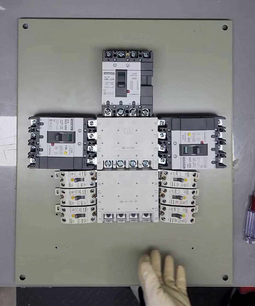 현장 맞춤형 분전반제작의 장점을 보여주는 이미지.