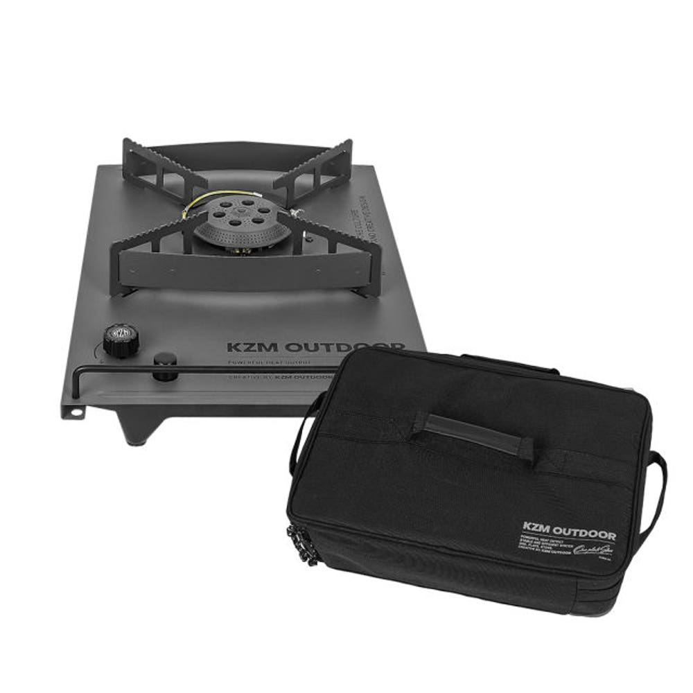 가스버너의 넓은 상판에 다양한 조리 도구가 놓여 있는 모습.