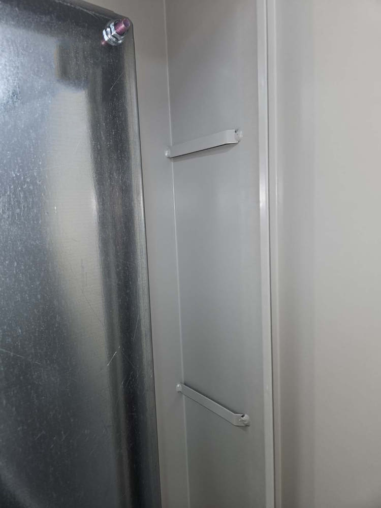 SUS 재질의 경제형 전기박스, 내구성과 디자인을 강조한 이미지.