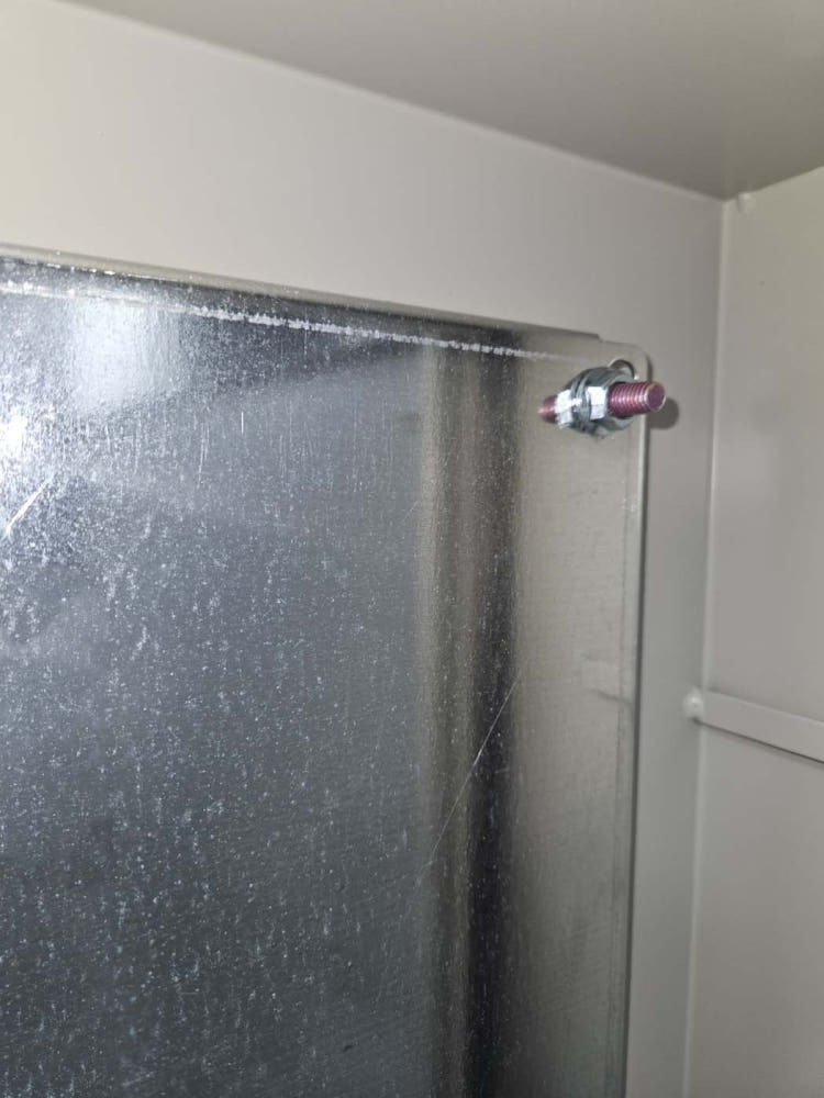 주문제작 가능한 SUS 경제형 전기박스의 구조를 설명하는 이미지.