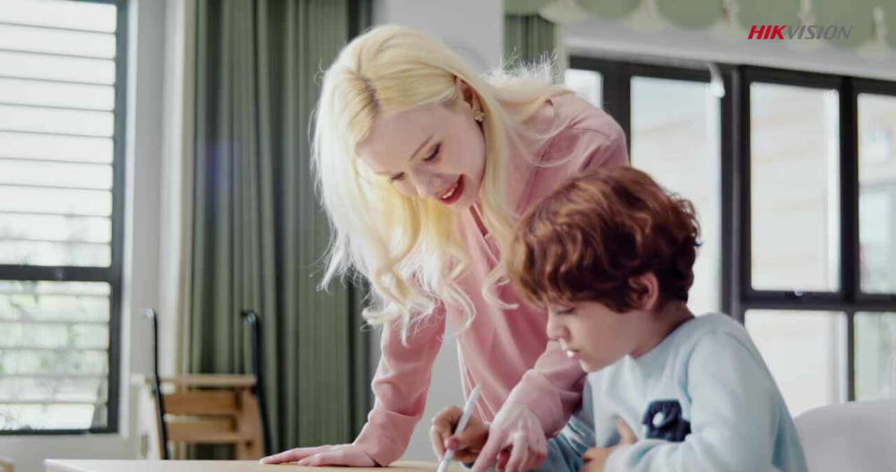 LG전자 55인치 전자칠판과 하이크비전 86인치의 비교 장면, 회의 환경 변화 설명