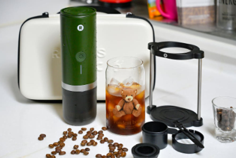 로스티코 휴대용 커피머신의 스펙을 정리한 이미지, 가격과 기능을 설명합니다.