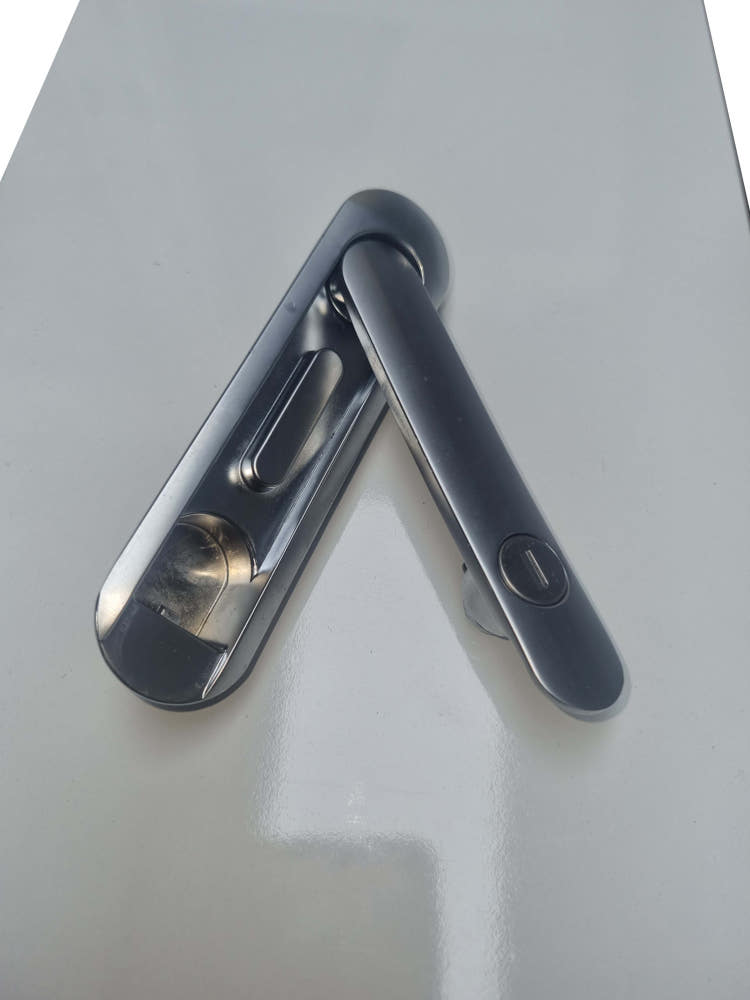 스틸 전기박스의 두께가 설치 중 안정감을 주는 모습입니다.