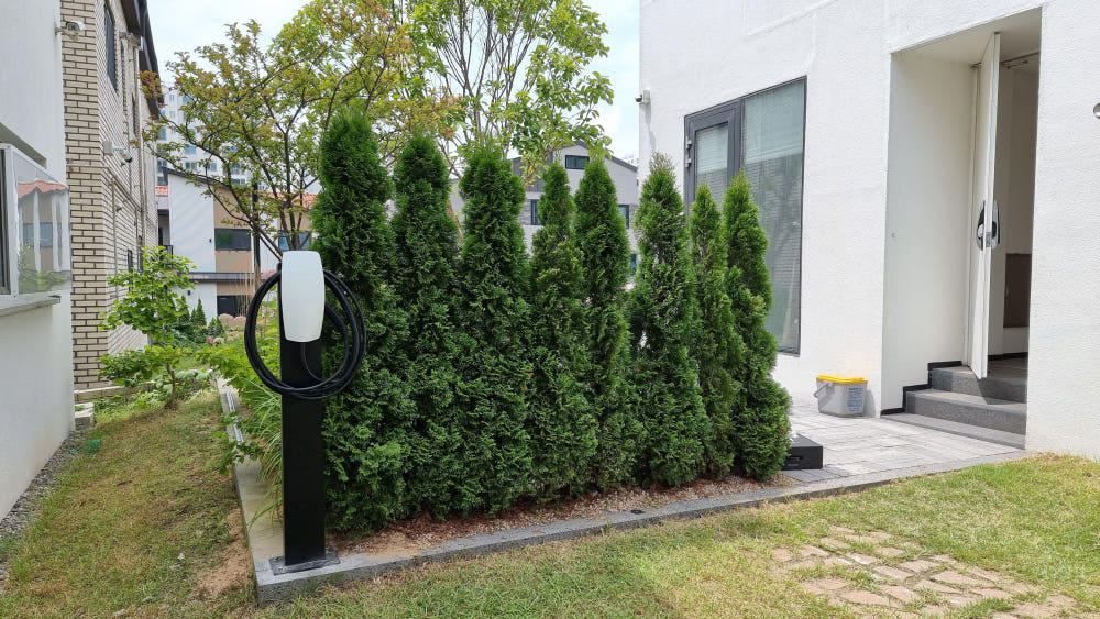 볼보EX30 SUV와 잘 어울리는 고품질 전기차 충전기 스탠드의 두께감.