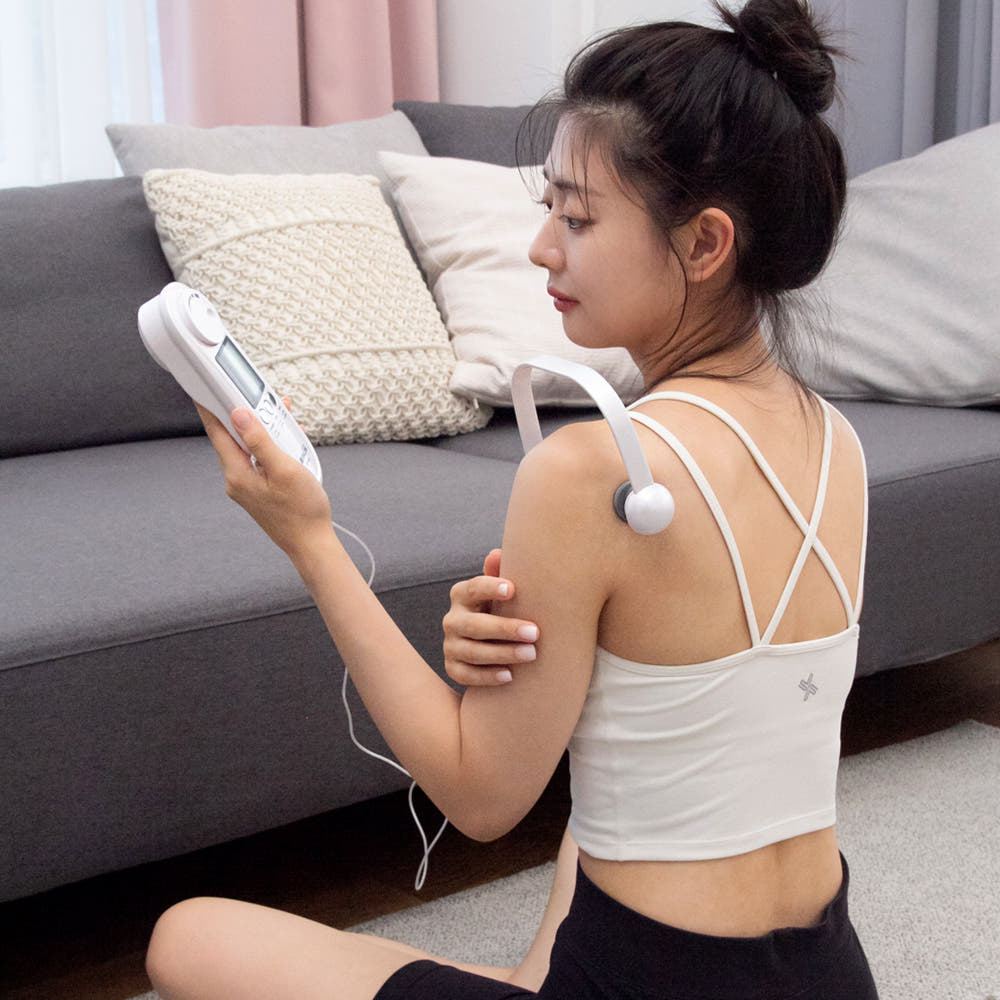 저주파안마기 구성품을 보여주는 이미지, 다양한 패드와 연결선이 포함됨.