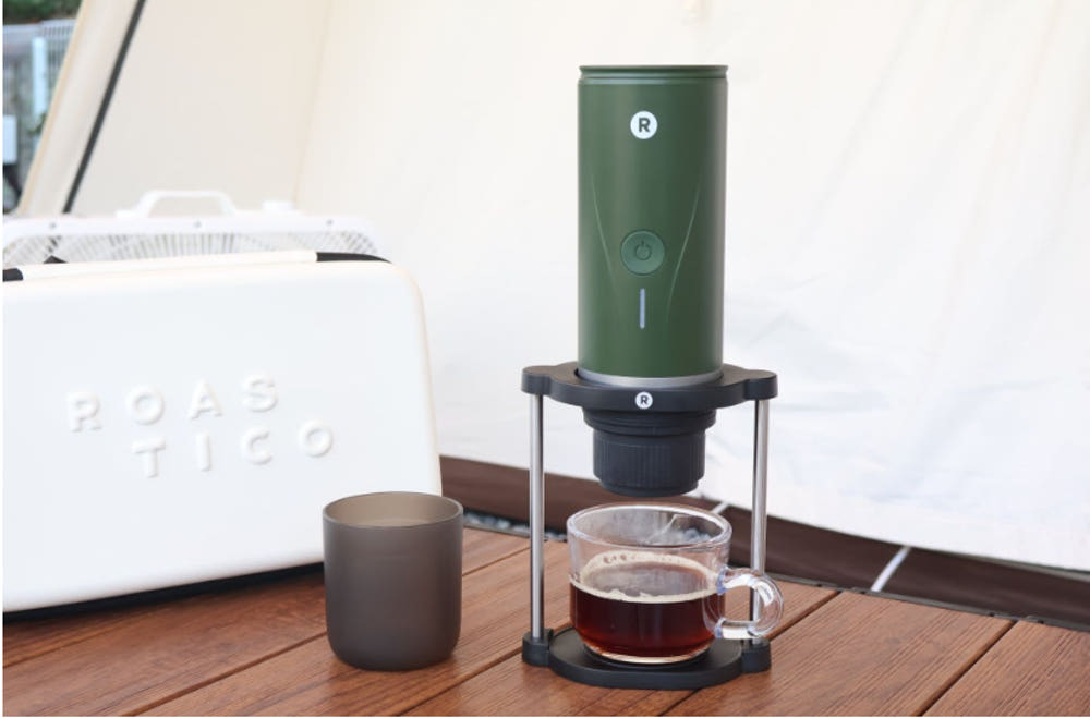 로스티코 휴대용 커피머신의 다양한 스펙을 정리한 이미지, 캠핑과 집에서의 활용도를 강조합니다.