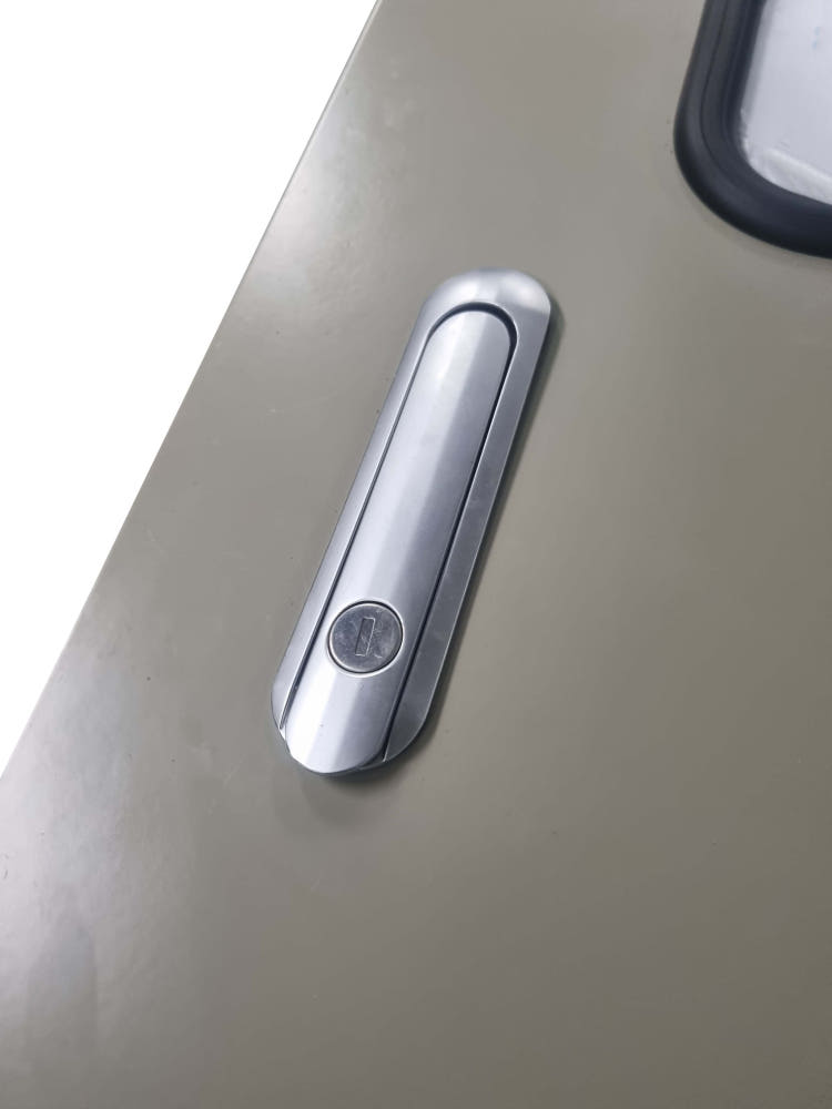 실제 분전반 제작에 사용된 스틸 전기박스, 묵직함과 강성을 느낄 수 있습니다.