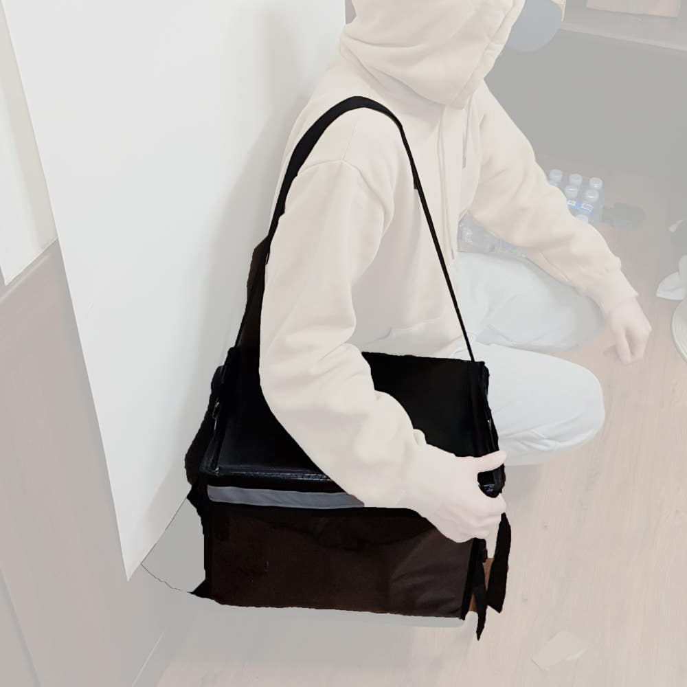 자전거와 킥보드에 적합한 62L 자전거 배달가방의 사용 모습.