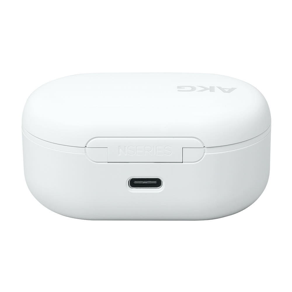 AKG N5 HYBRID 블루투스이어폰을 착용하고 카페에서 사용하는 모습.