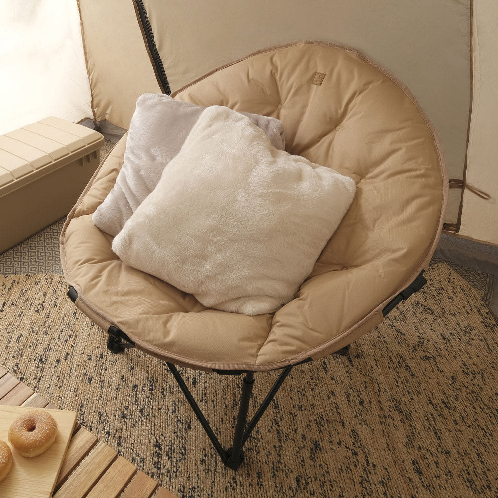 휴겔 릴렉스체어의 좌판 길이를 강조한 이미지, 편안한 착석감.