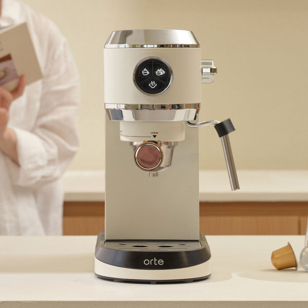오르테 OCK-351A 커피머신의 세부 디자인, 캡슐 호환 기능 강조
