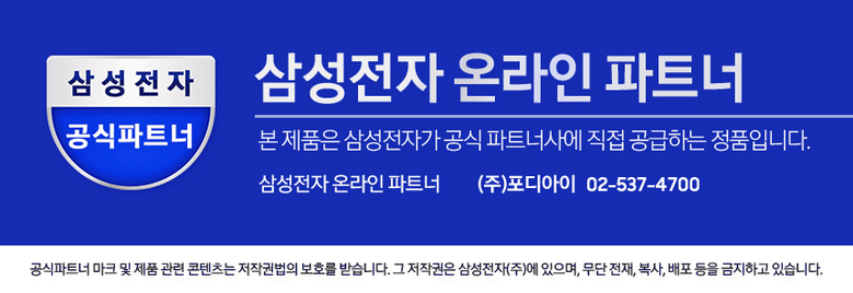 갤럭시탭 S10 Lite의 화면을 통해 다양한 콘텐츠를 즐기는 사용자 모습이 담긴 이미지입니다.