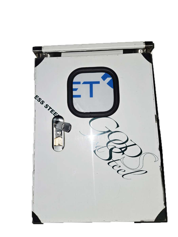 옥외 방수 기능을 강조하는 스테인레스 전기박스의 설치 모습